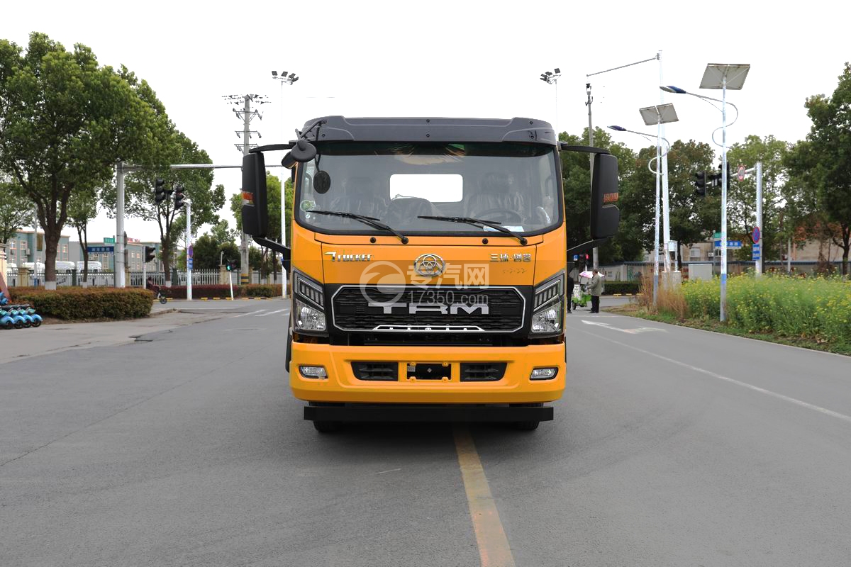 三環(huán)創(chuàng)客一拖二清障車 正前方圖