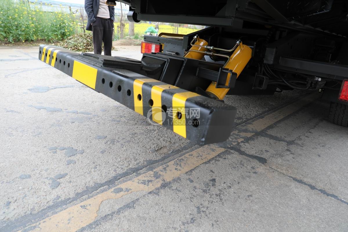 三環(huán)創(chuàng)客一拖二清障車 后托臂