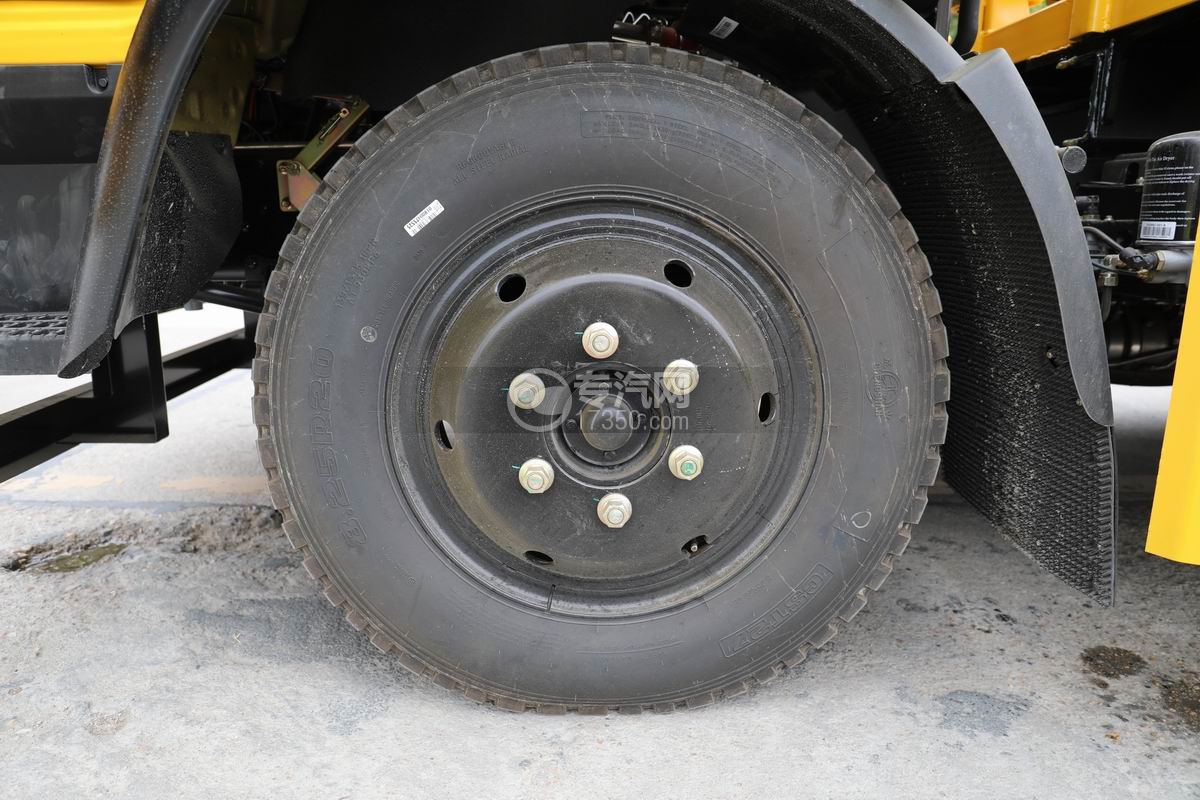 三環(huán)創(chuàng)客一拖二清障車 輪胎