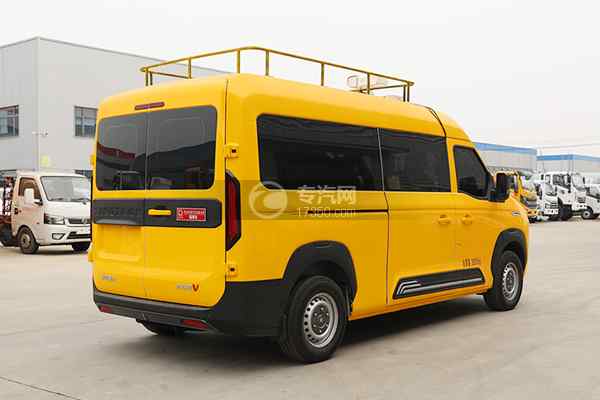 中國重汽先鋒官V指揮救險車側后方圖