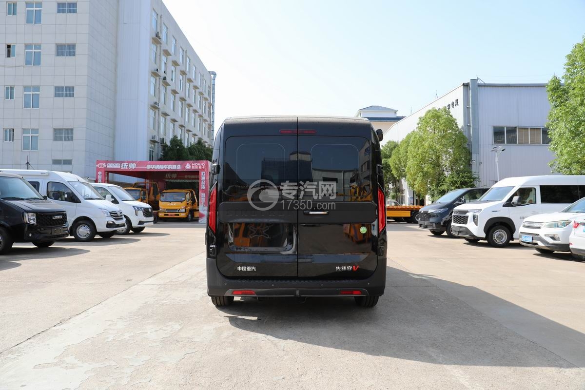 重汽先鋒官V宿營車正后方圖