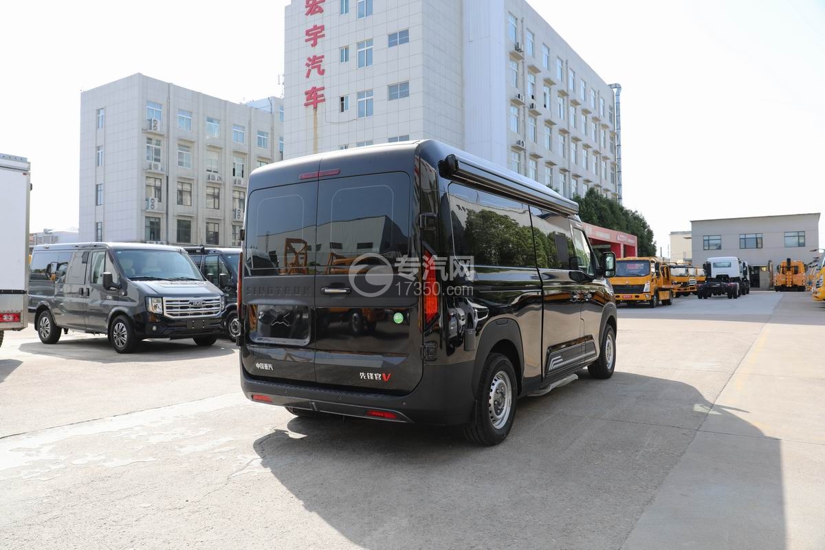 重汽先鋒官V宿營車側(cè)后方圖
