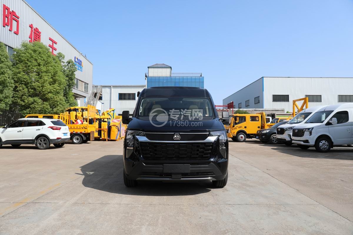 重汽先鋒官V宿營車正前方圖