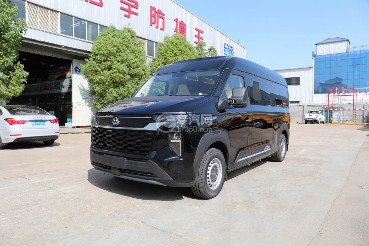 重汽先鋒官V宿營車右前45度圖