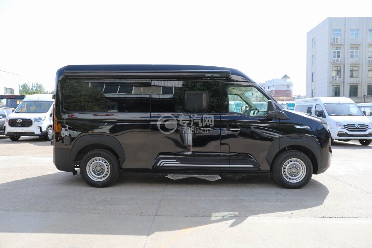 重汽先鋒官V宿營車側(cè)面圖