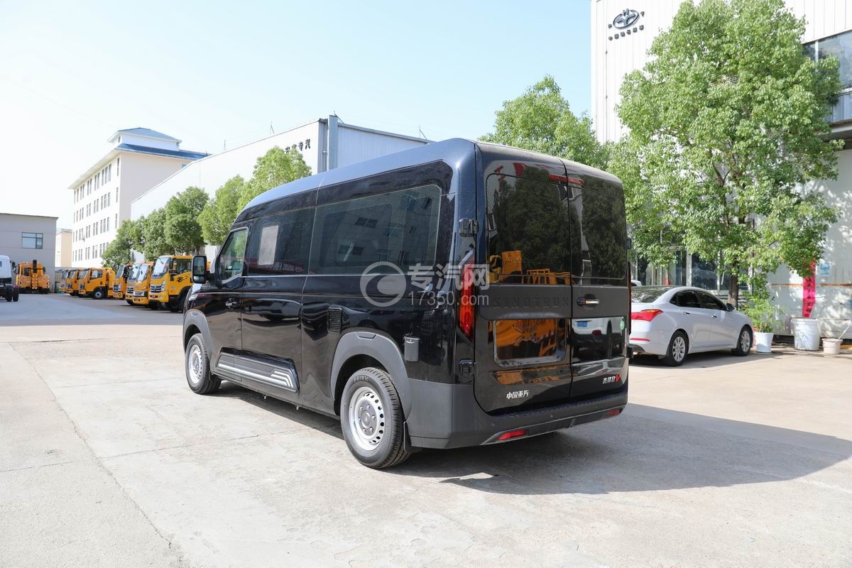 重汽先鋒官V宿營車側(cè)后方圖