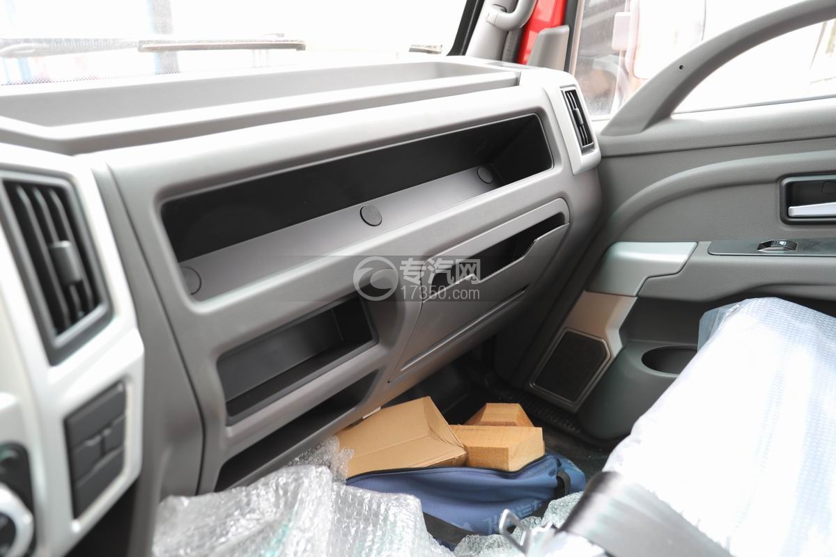 飛碟奧馳V3自卸運輸車置物箱