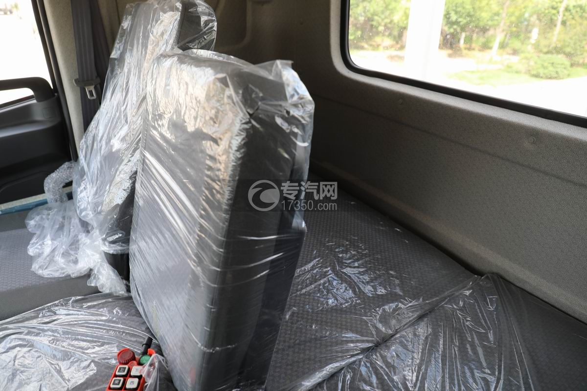 三环昊龙提升桥平板运输车后排驾驶室座椅