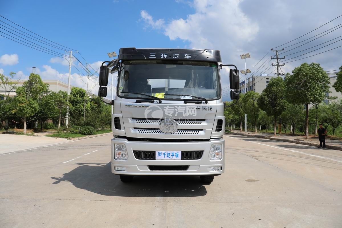 三環(huán)昊龍?zhí)嵘龢蚱桨暹\輸車正前方圖