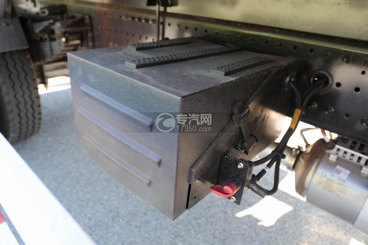 陜汽德龍G500抓斗式垃圾車蓄電池