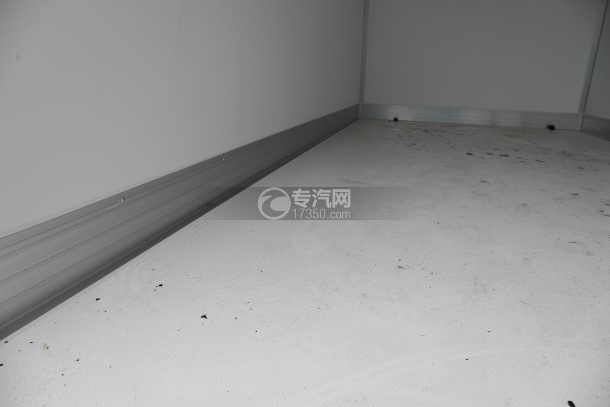 飛碟締途EF3純電動冷藏車花紋板
