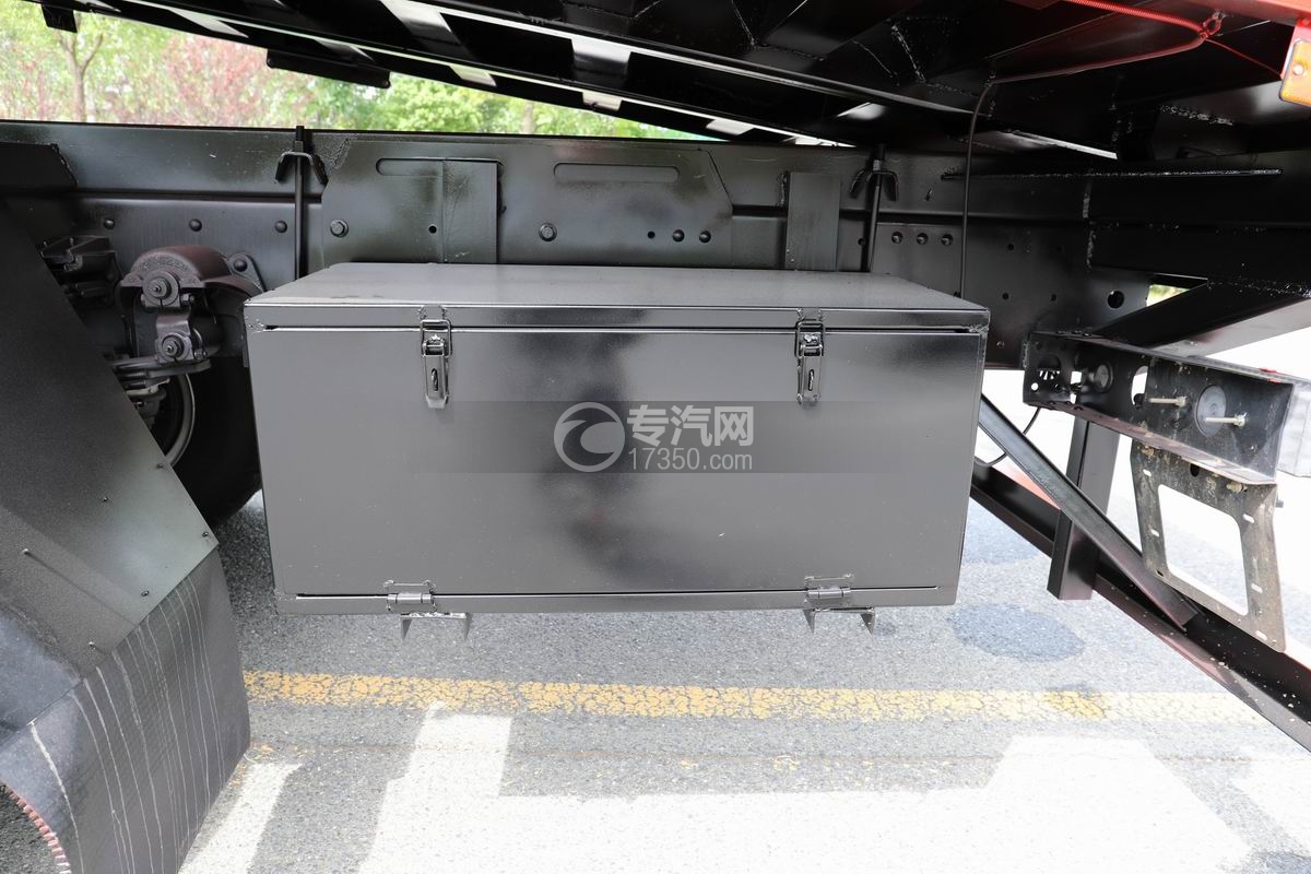 湖北大運F6提升橋抓斗式垃圾車工具箱