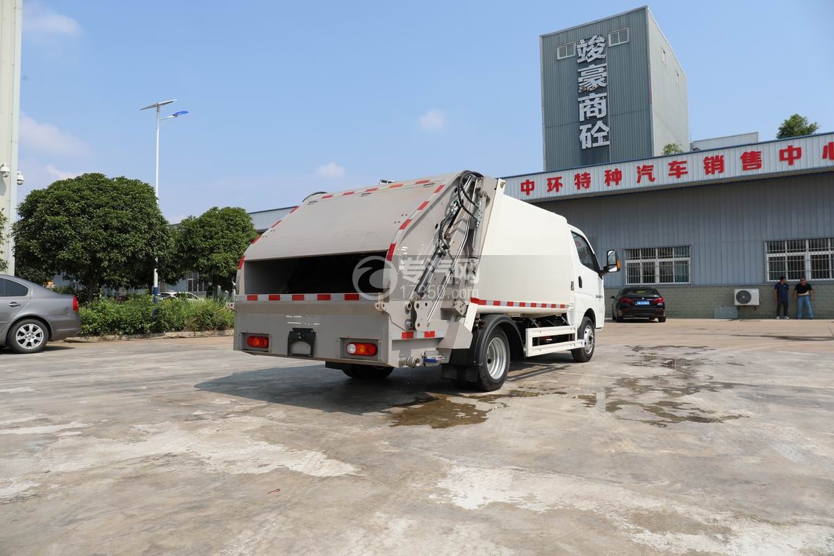 飛碟締途EF3純電動壓縮垃圾車側后方圖