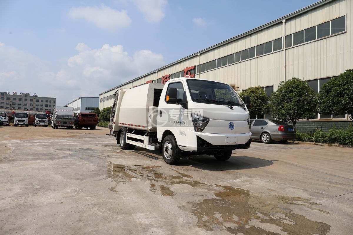 飛碟締途EF3純電動壓縮垃圾車右前45度圖