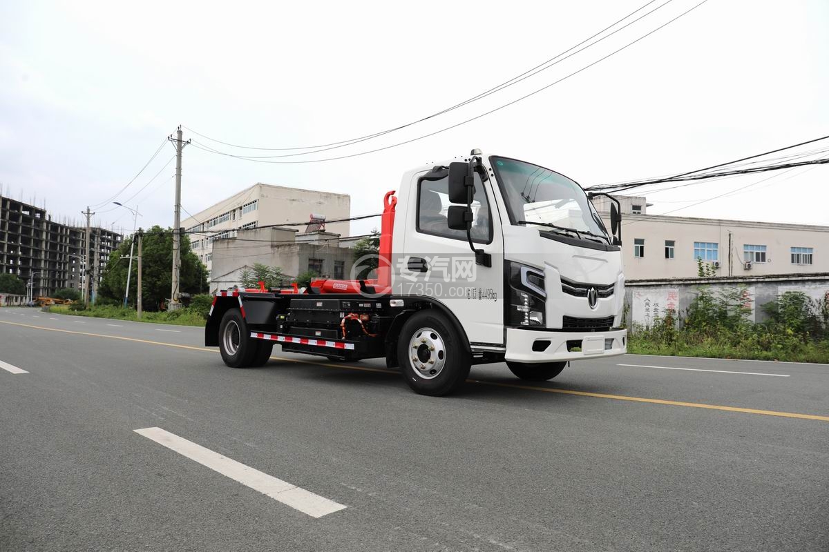 飞碟奥驰EV2纯电动勾臂垃圾车右前45度图