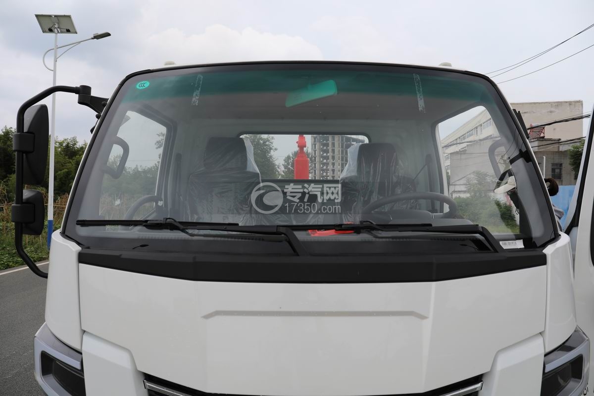 飞碟奥驰EV2纯电动勾臂垃圾车前挡风玻璃