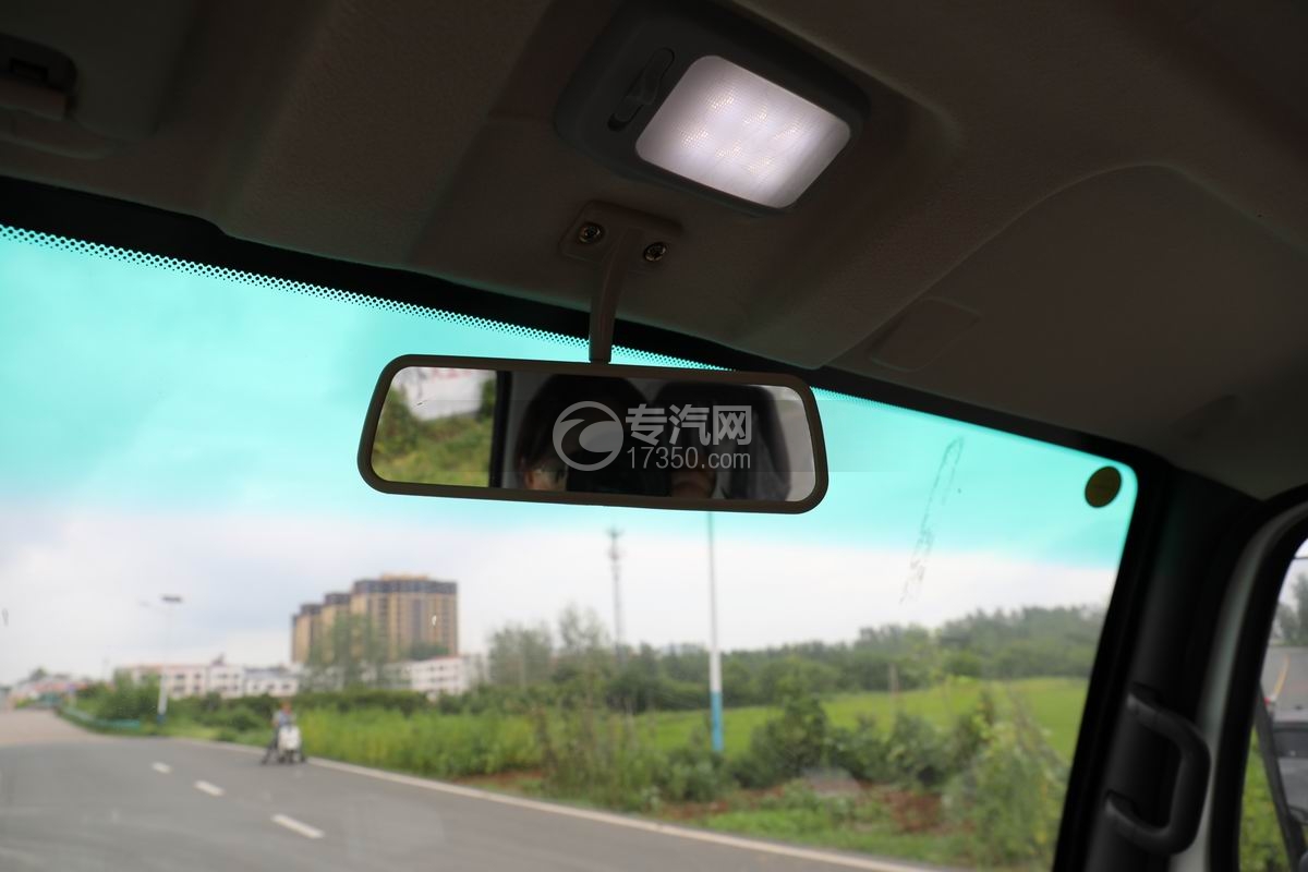 飞碟奥驰EV2纯电动勾臂垃圾车驾驶室内后视镜