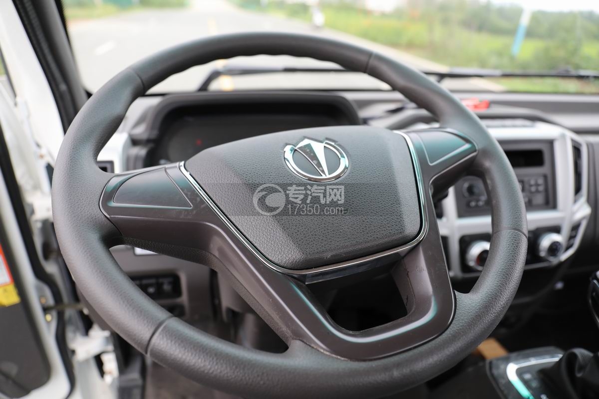 飞碟奥驰EV2纯电动勾臂垃圾车方向盘