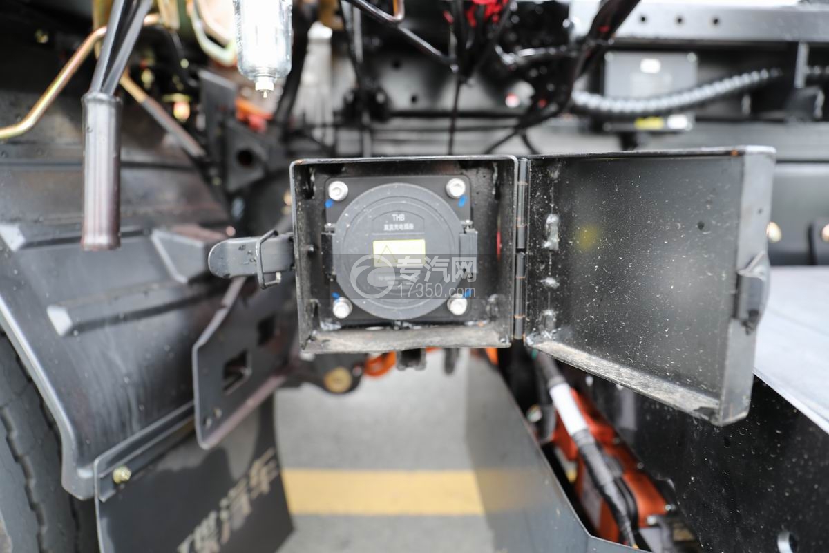 飞碟奥驰EV2纯电动勾臂垃圾车充电接口开关