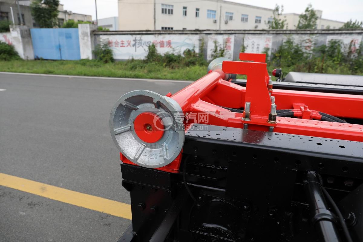 飞碟奥驰EV2纯电动勾臂垃圾车后滚轮