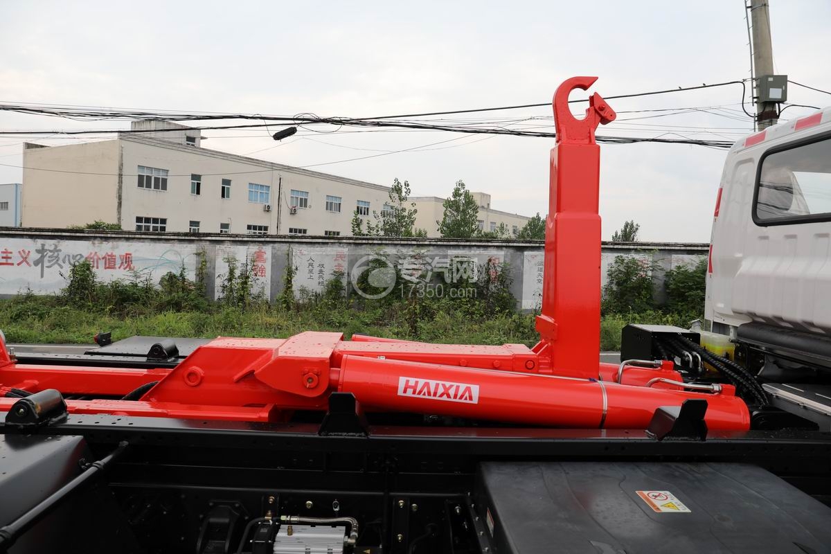 飞碟奥驰EV2纯电动勾臂垃圾车主勾臂