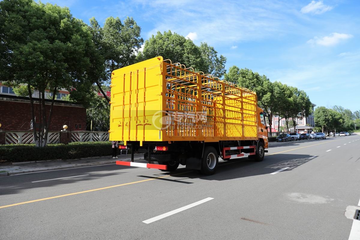 陜汽德御X6三軸畜禽運輸車側后方圖