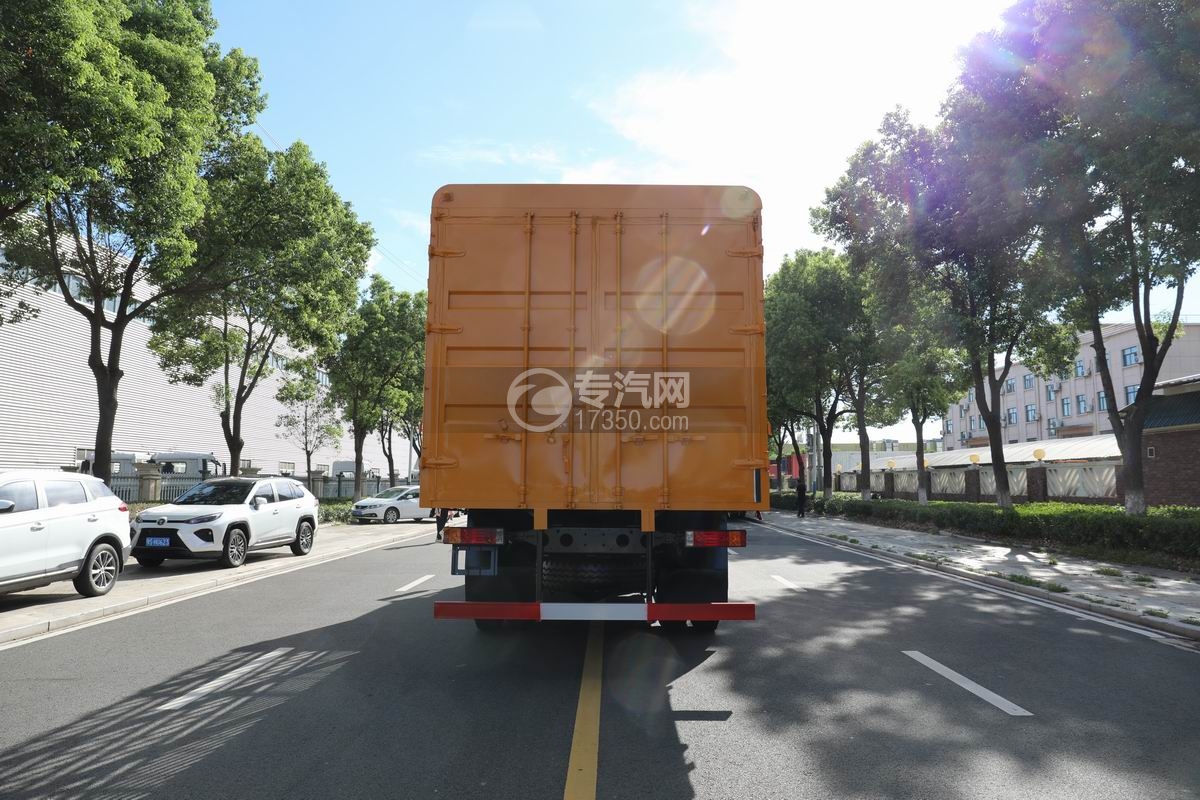 陜汽德御X6三軸畜禽運輸車后方圖