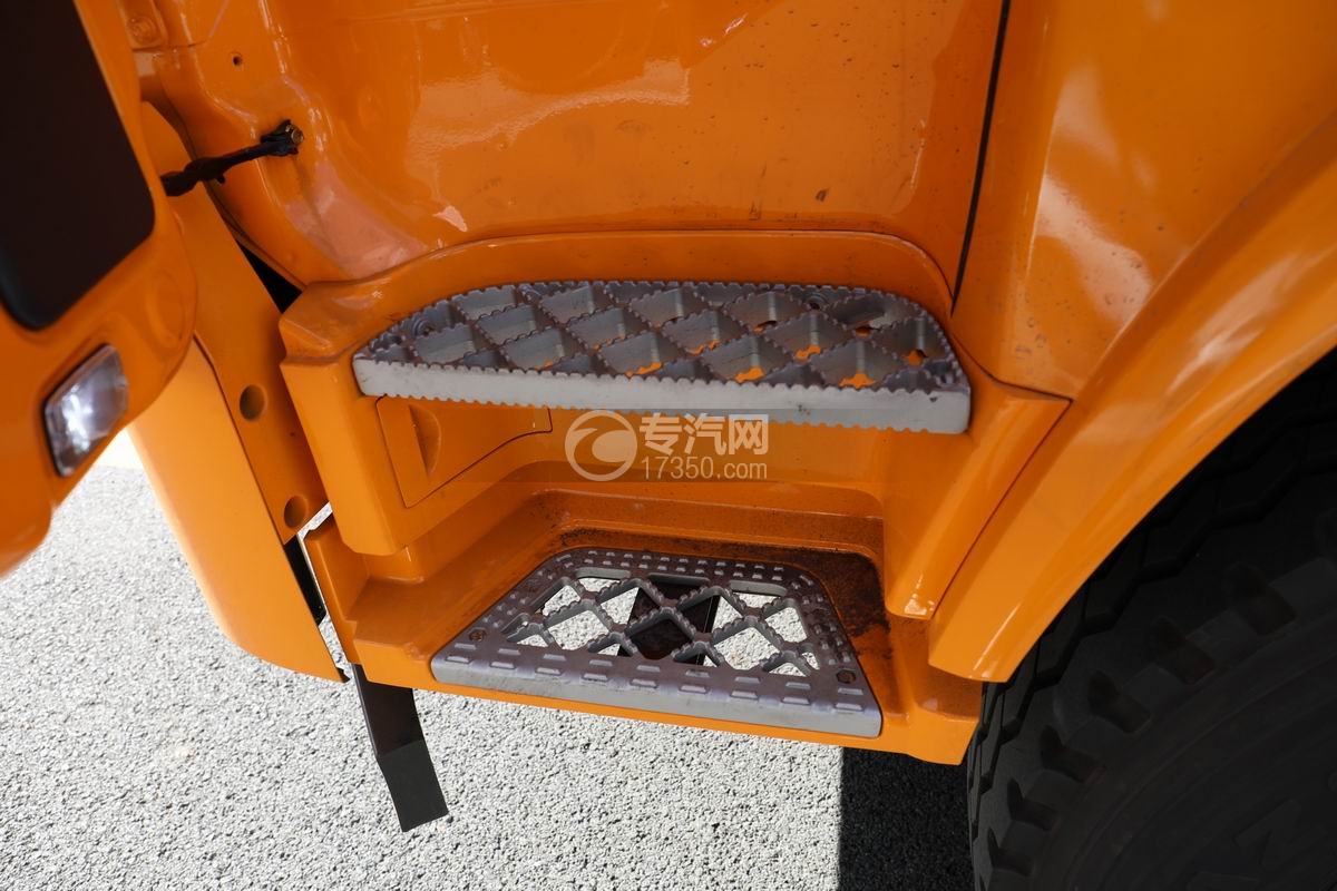 陜汽德御X6三軸畜禽運輸車腳踏板