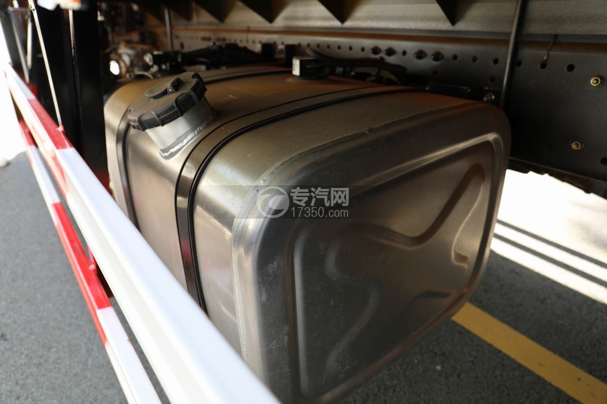 陜汽德御X6三軸畜禽運輸車油箱