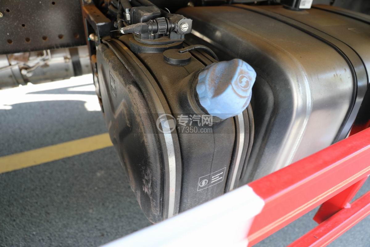 陜汽德御X6三軸畜禽運輸車尿素罐