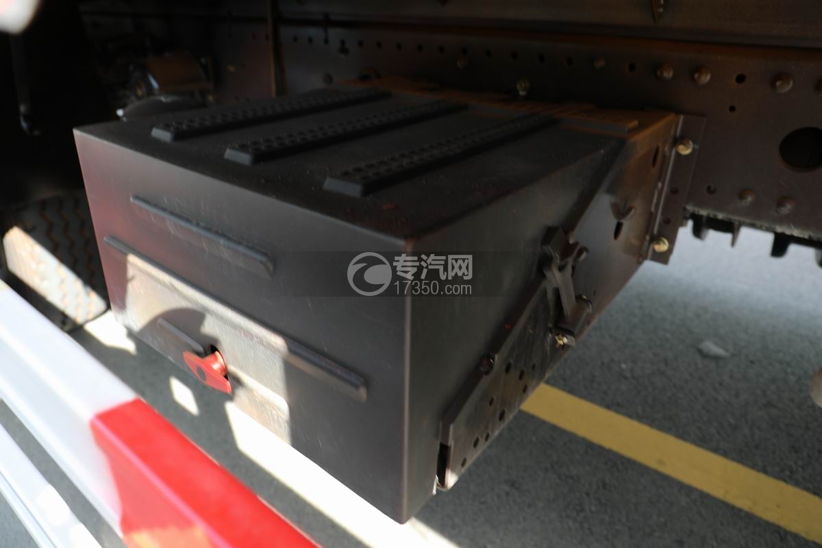 陜汽德御X6三軸畜禽運輸車蓄電池