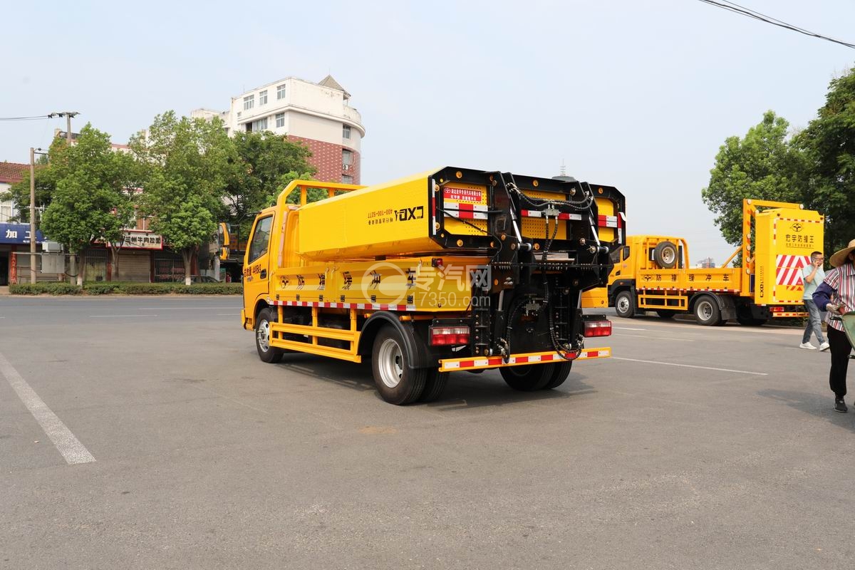 飛碟奧馳V2防撞緩沖車側(cè)后方圖