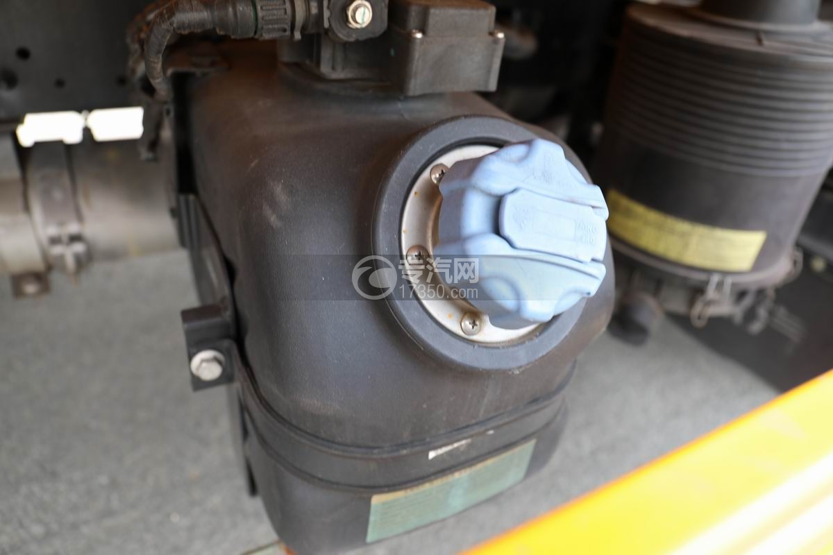 飛碟奧馳V2防撞緩沖車尿素箱
