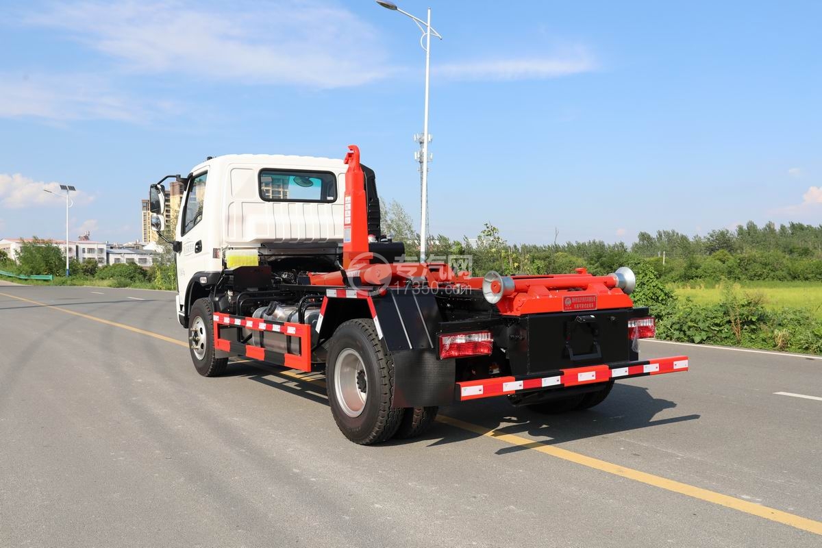 飛碟奧馳V3重載版藍牌勾臂垃圾車側后方圖