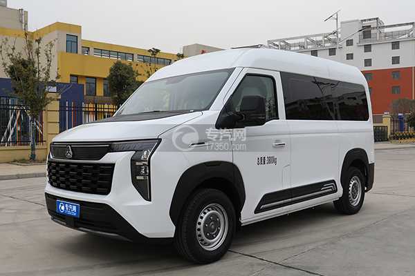 中國重汽先鋒官V宿營車左前45度圖