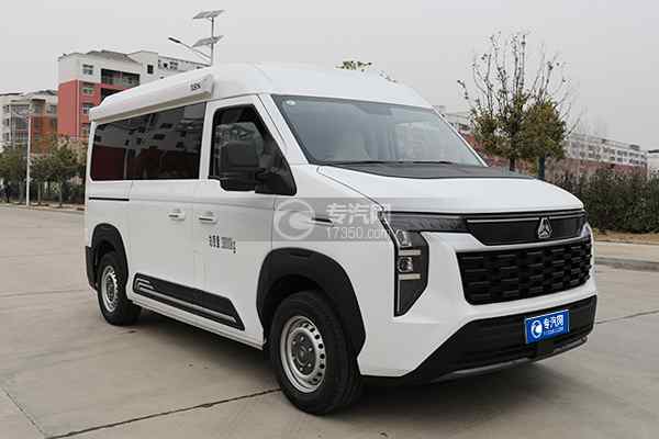 中國重汽先鋒官V宿營車右前45度圖