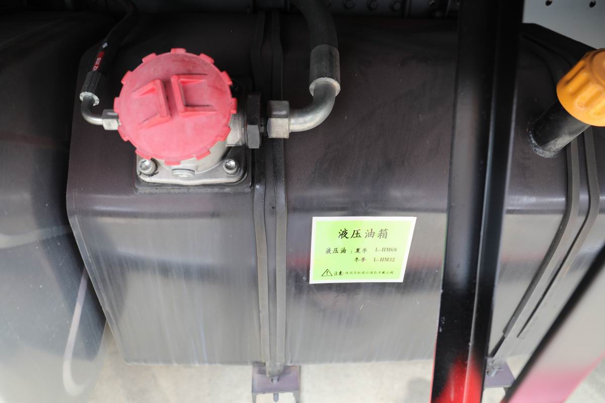 湖北大运5150玉柴200随车吊液压油箱