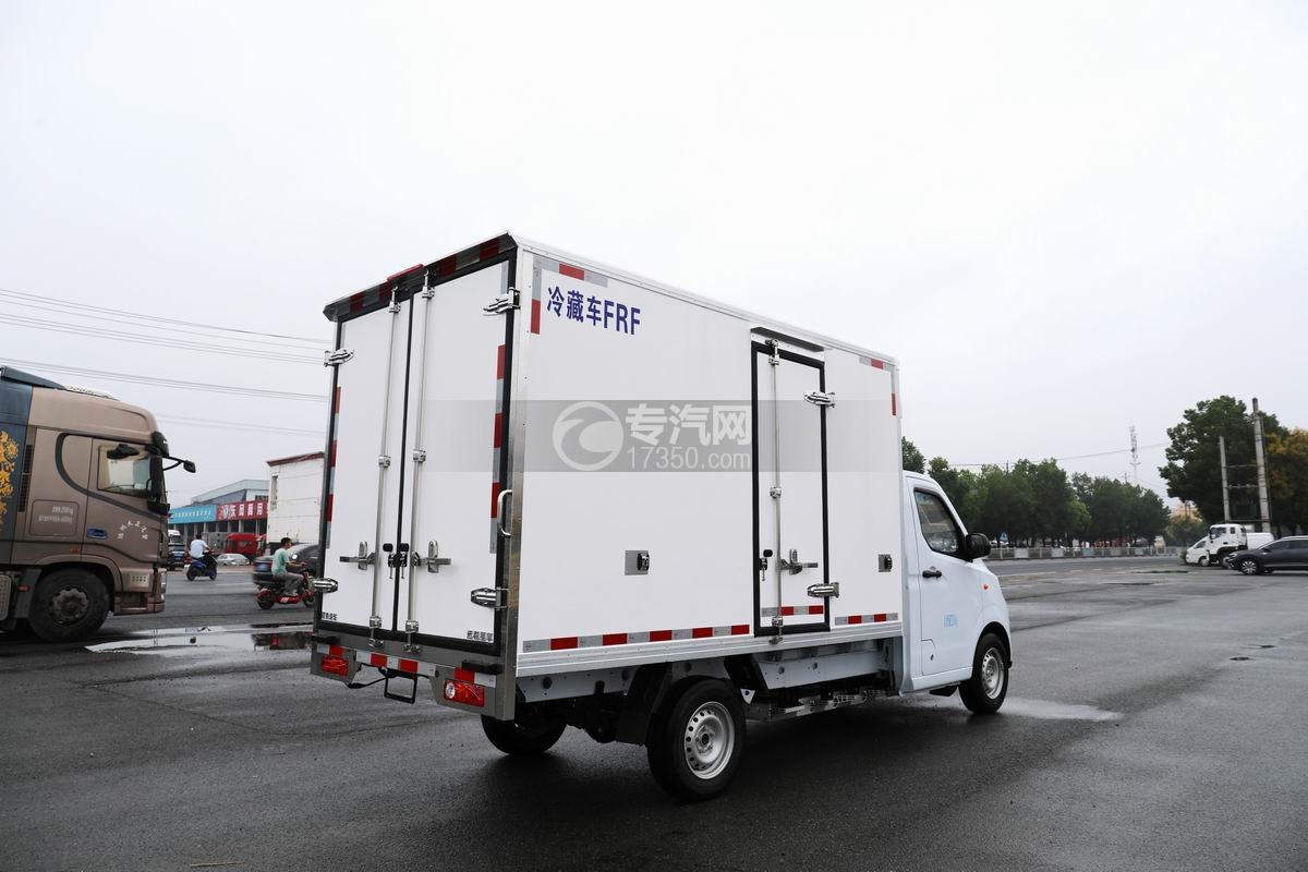 吉利F1E純電動(dòng)冷藏車(chē)側(cè)后方圖