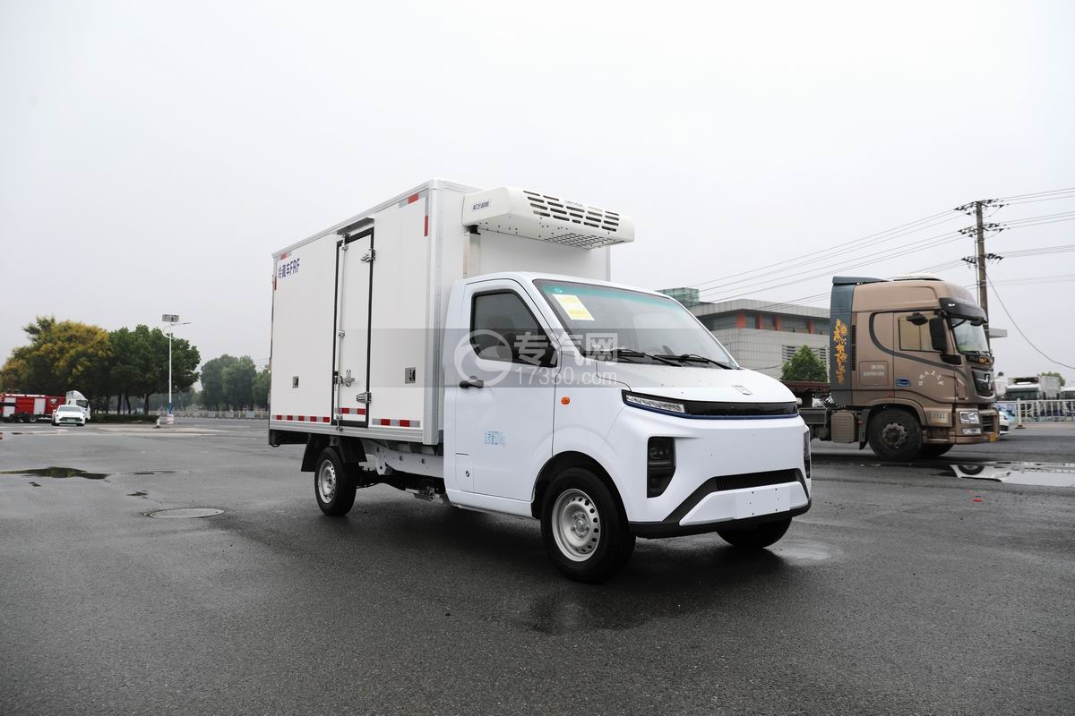 吉利F1E純電動(dòng)冷藏車(chē)右前45度圖