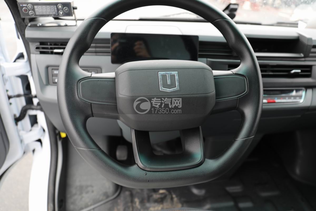 吉利F1E純電動(dòng)冷藏車(chē)方向盤(pán)
