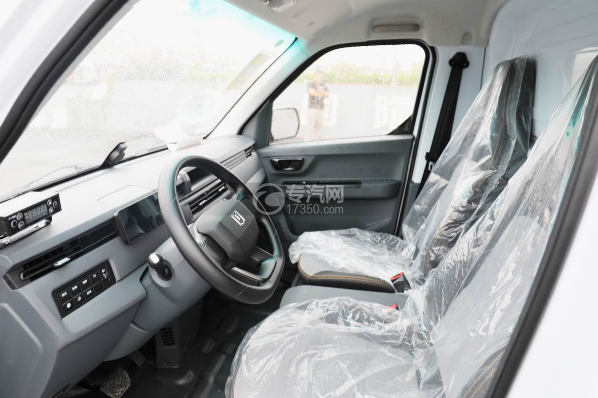 吉利F1E純電動(dòng)冷藏車(chē)駕駛室細(xì)節(jié)圖