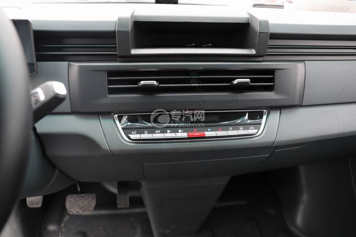 吉利F1E純電動(dòng)冷藏車(chē)中控臺(tái)