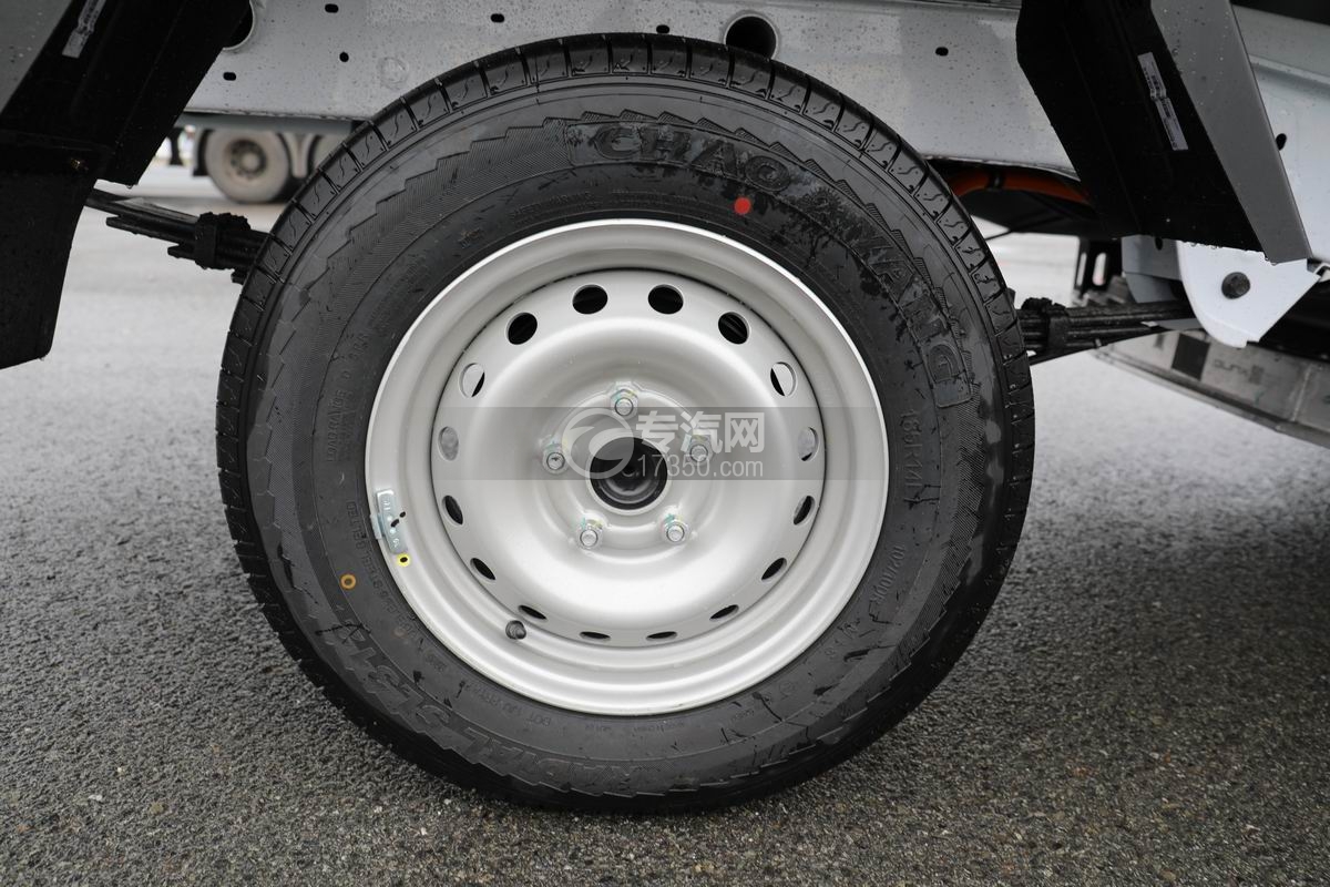 吉利F1E純電動(dòng)冷藏車(chē)輪胎