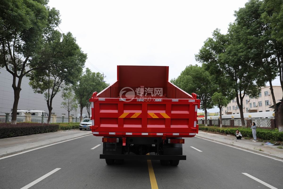 陜汽德龍G500自卸車舉升后面展示圖