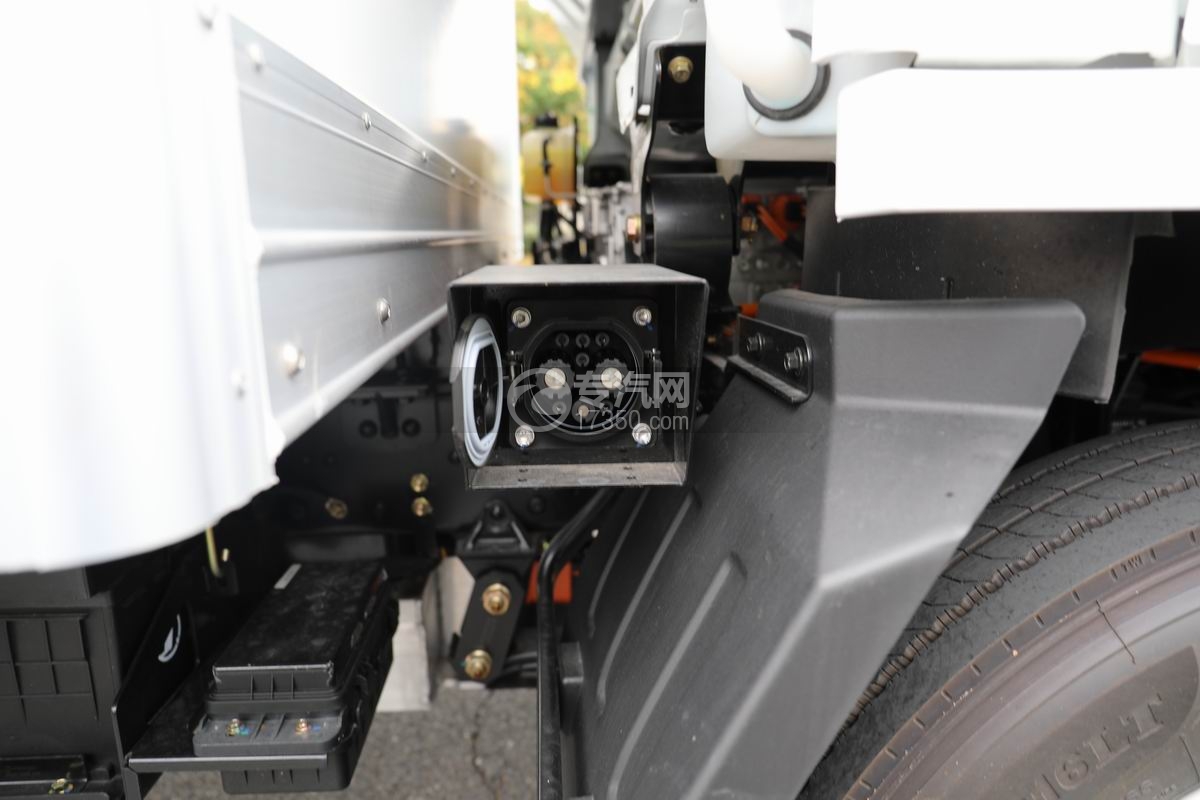 陜汽智云S300純電動冷藏車（140度電）左充電接口