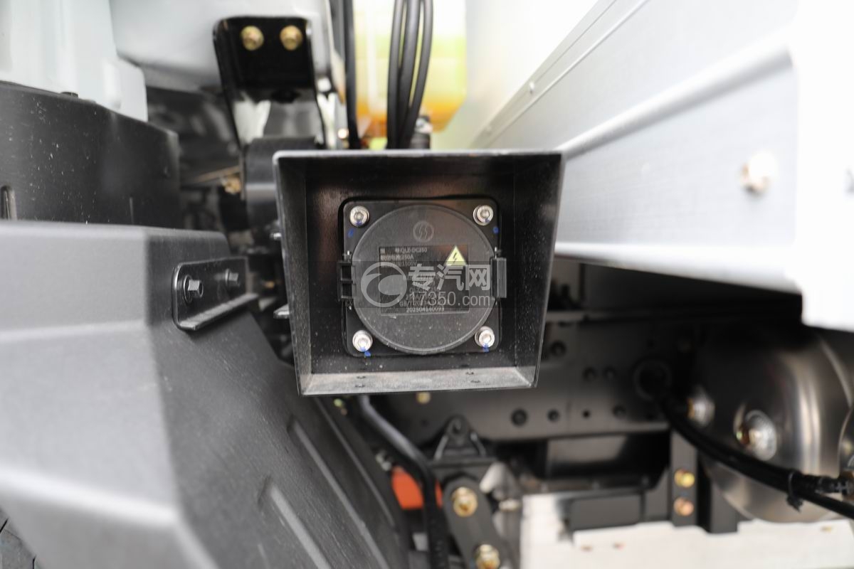 陜汽智云S300純電動冷藏車（140度電）右充電接口