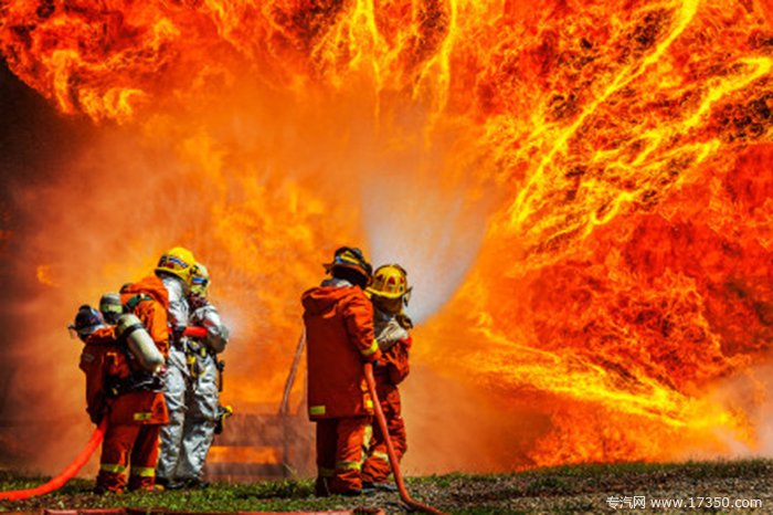 天津爆炸消防员灭火现场