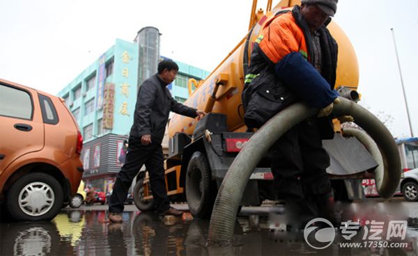 北京飘雪 吸污车上路清理市区街道污水
