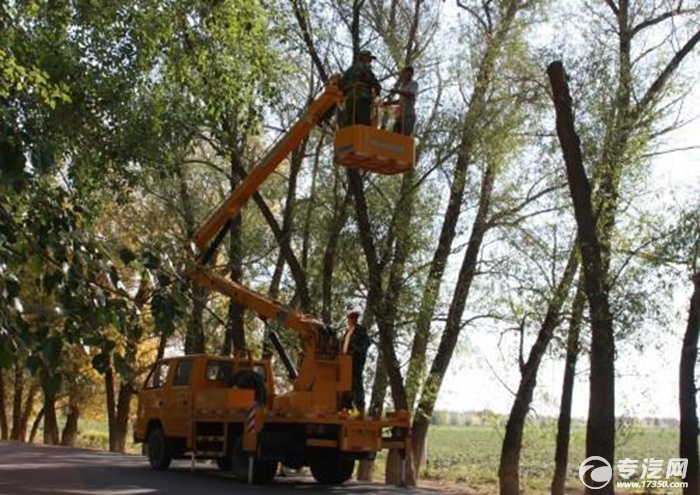22米高空作业车修剪树枝