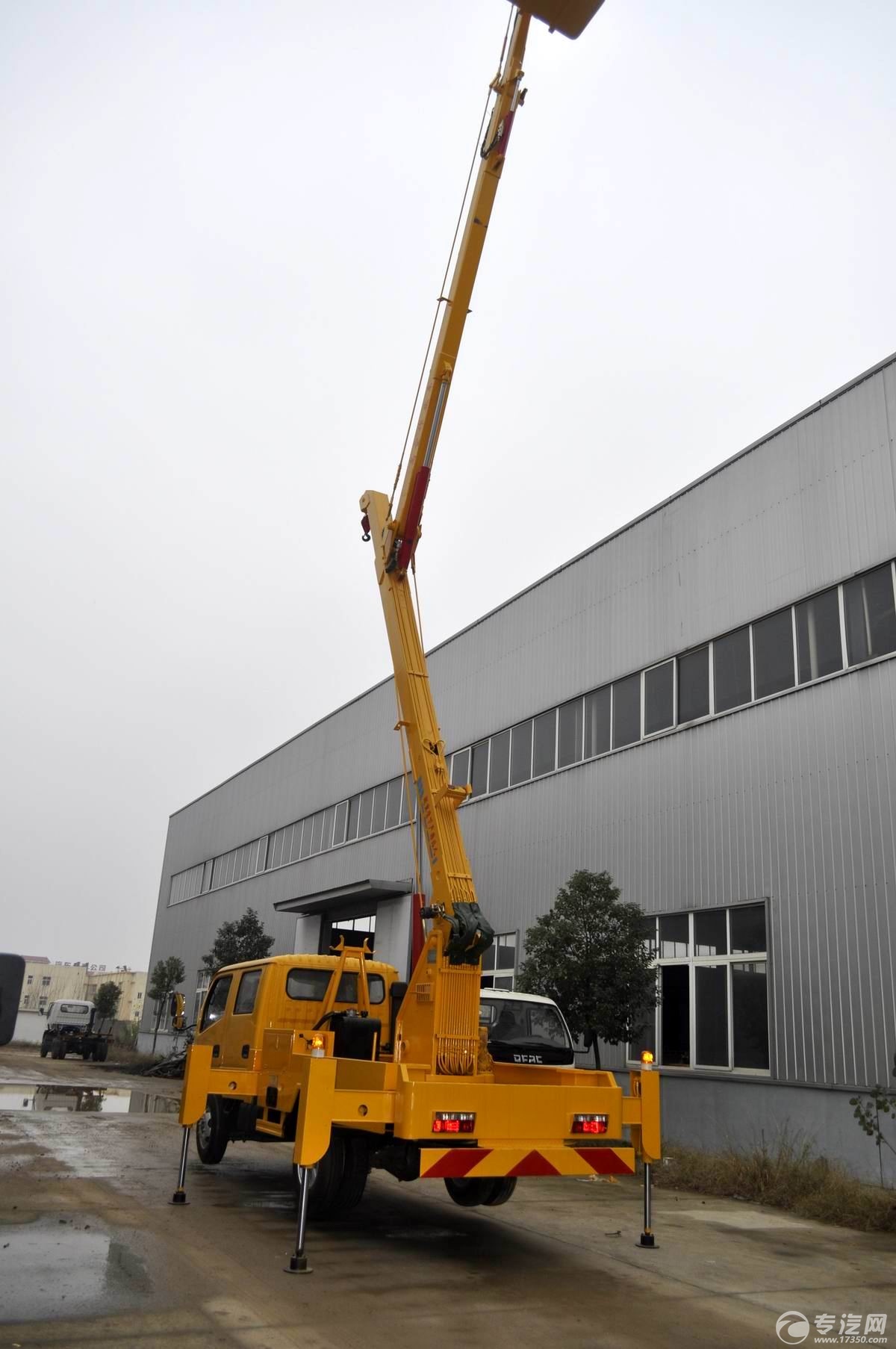 东风凯普特14米高空作业车展开后左后面45°图